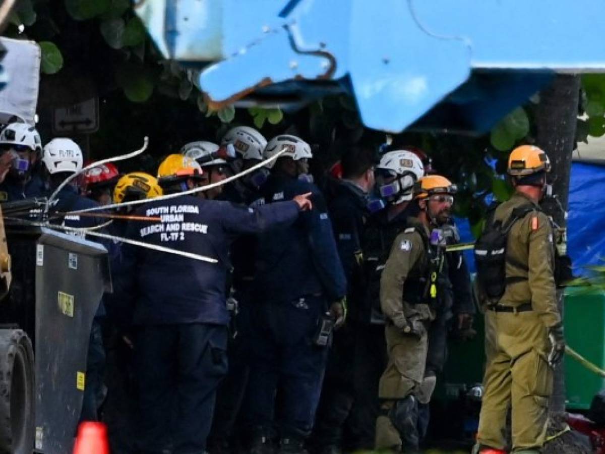 Rescatistas de México trabajan para encontrar sobrevivientes en escombros de edificio colpasdo en EEUU