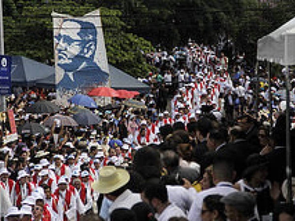 El Salvador celebra al beato Romero con un llamado a la paz