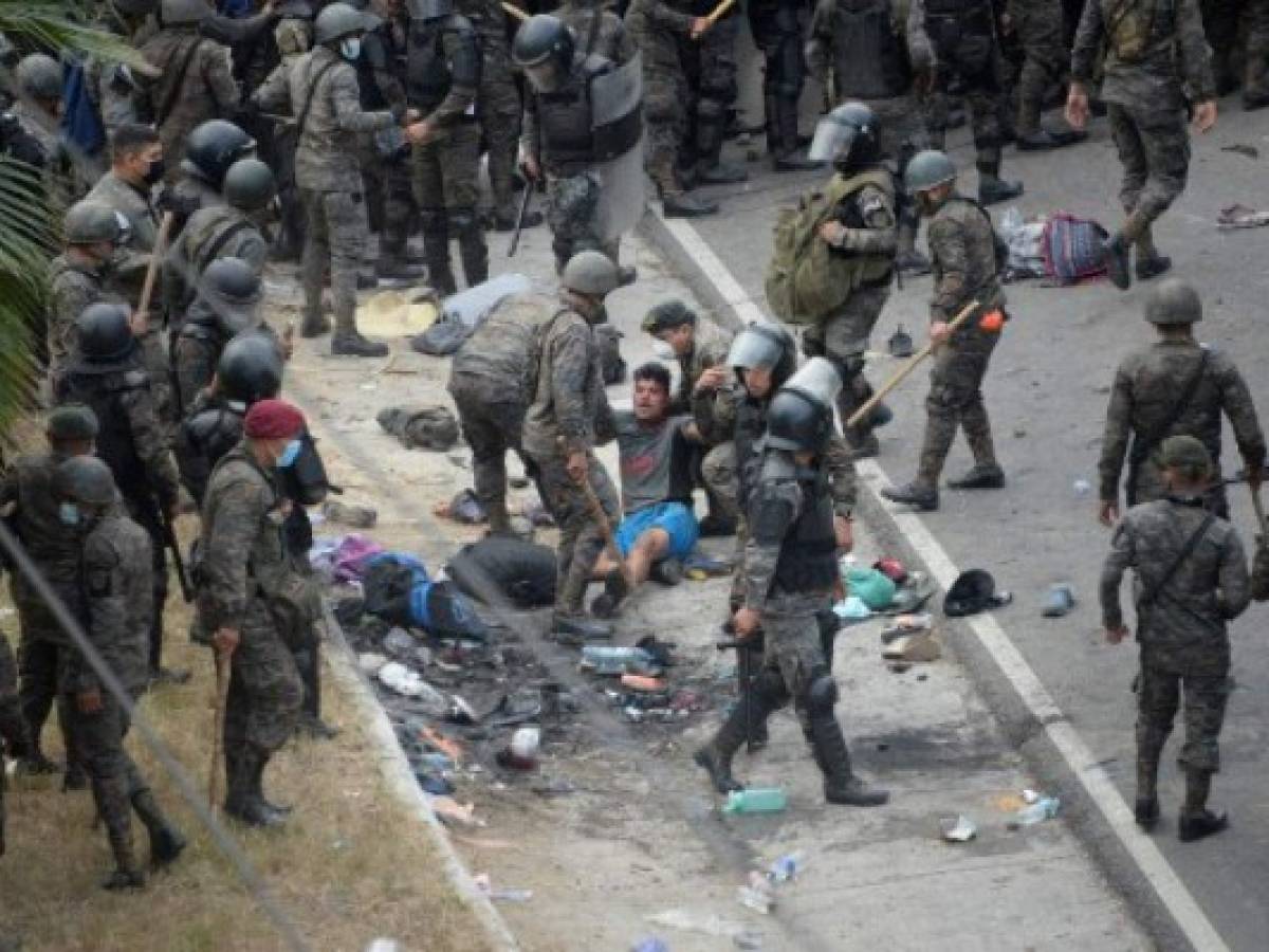 Video: Policía de Guatemala frena caravana migrante con gas lacrimógeno y palos