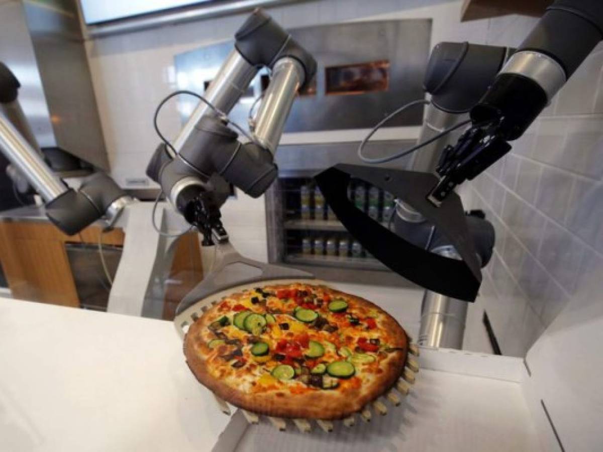 Los robots cocineros ganan terreno: pizzas, hamburguesas y hasta cocina al wok