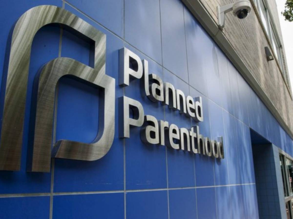 Trump corta financiación pública a centros que practican abortos