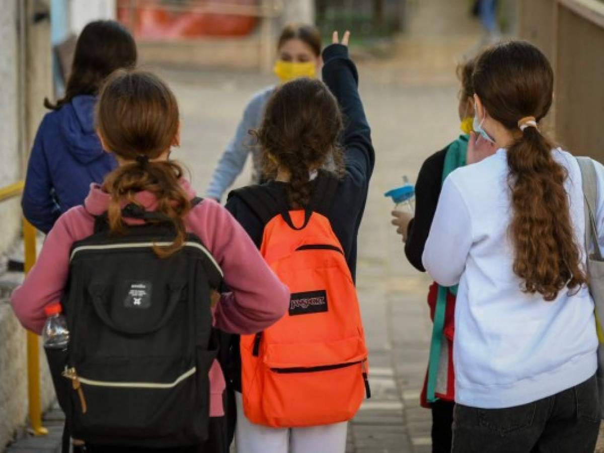 Israel propone vacunar a menores de edad en las escuelas con el regreso a clases