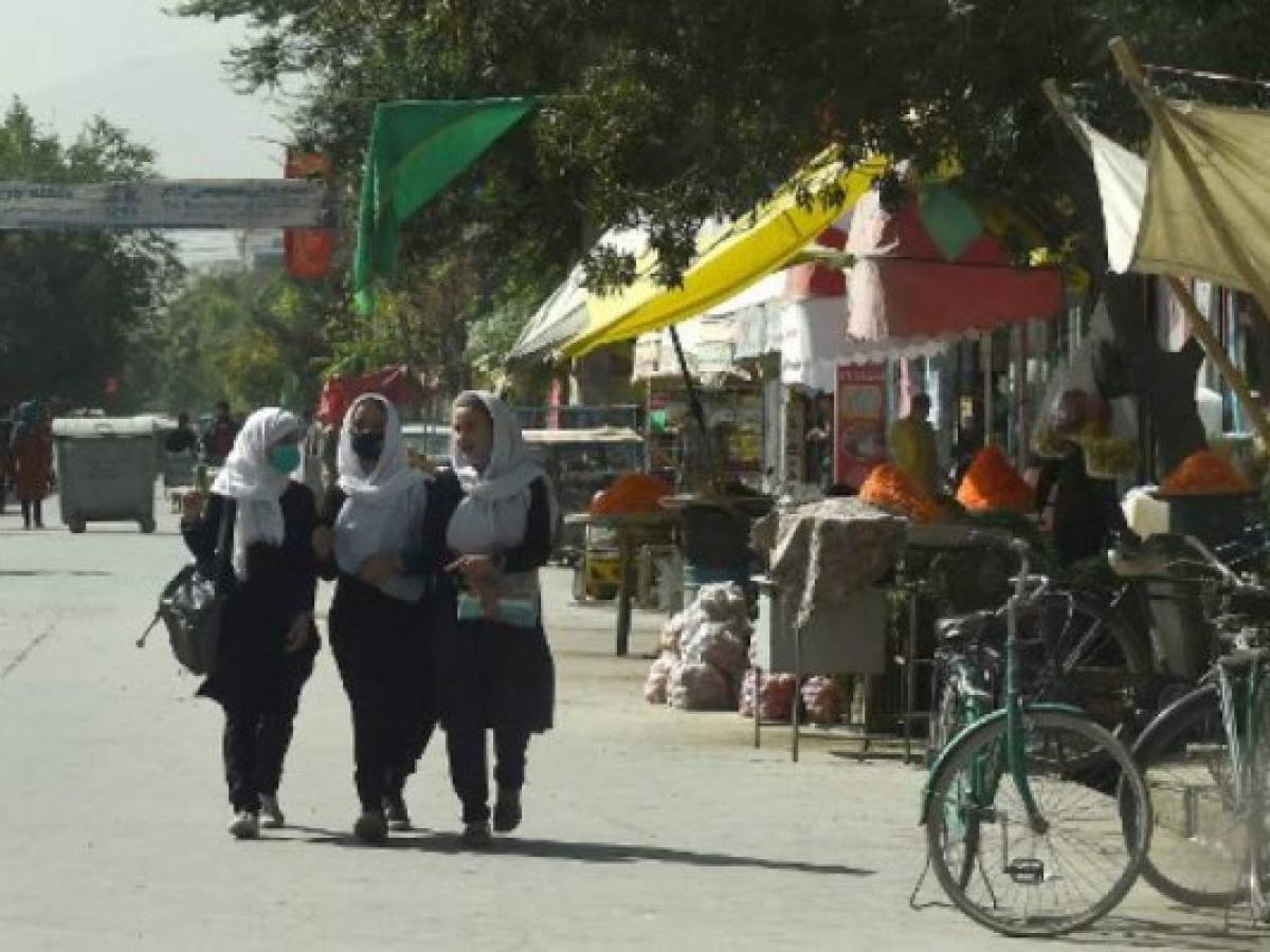 Los talibanes, que previamente habían asegurado que no entrarían en Kabul hasta que se produjera una transicion de poder pacifica, insistieron en que la población no debe temer a los muyahidines. (Photo by Wakil KOHSAR / AFP)