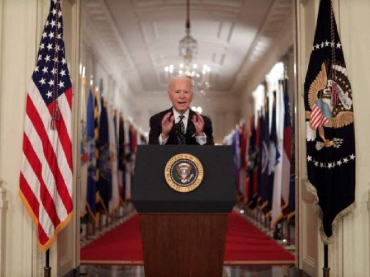 Biden ordena vacunación masiva para todos los adultos antes del 1 de mayo