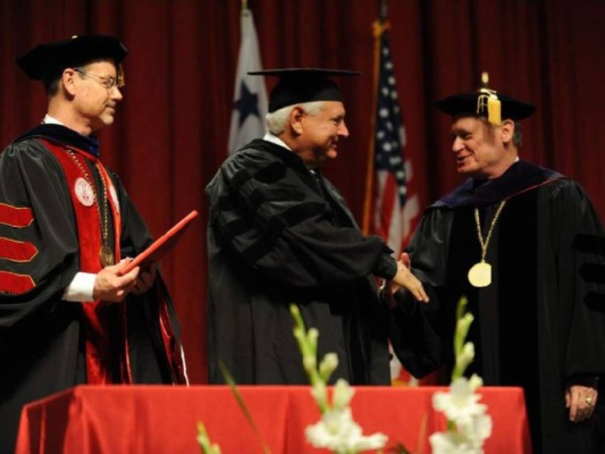 Relación de Ricardo Martinelli con la Universidad de Arkansas genera controversia