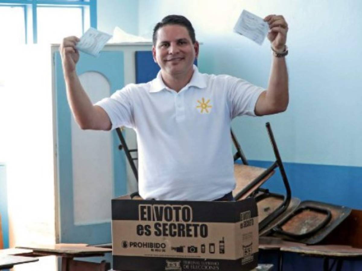 Predicador evangélico Alvarado encabeza elección en Costa Rica y va a balotaje