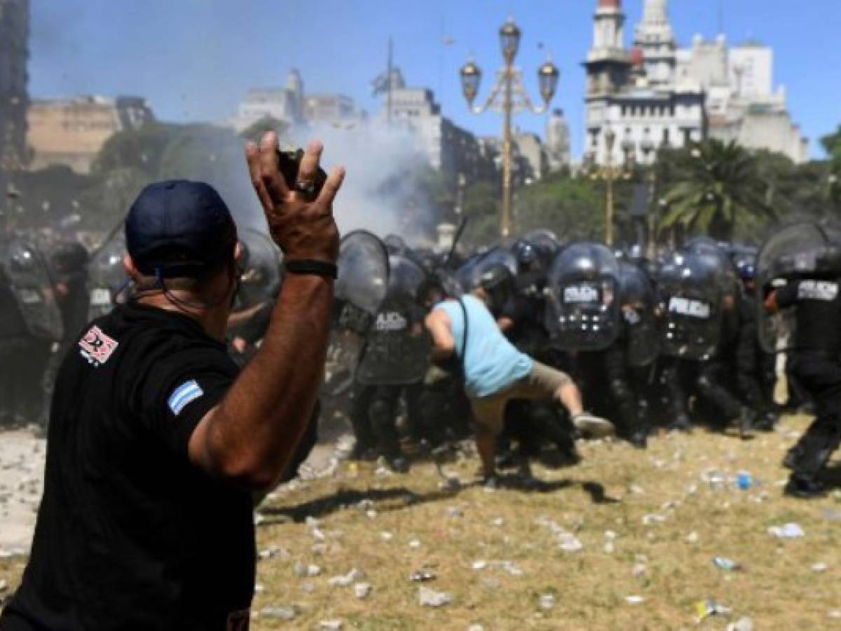 Batalla campal por reforma de pensiones en Argentina