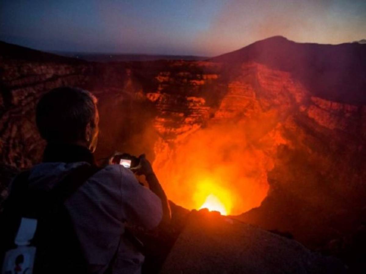 Lava del Masaya deslumbra a turistas en Nicaragua