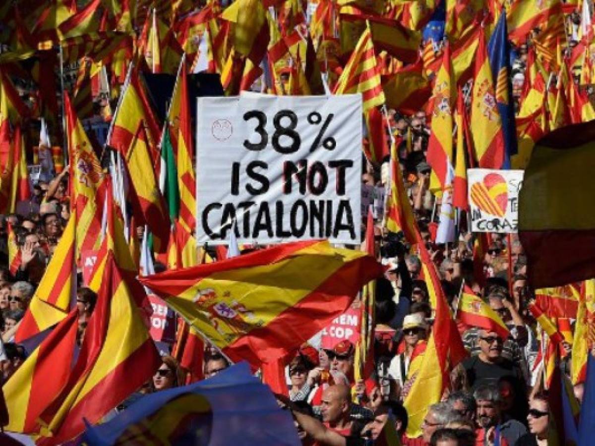 'Cataluña es España', revindica una multitud en las calles de Barcelona