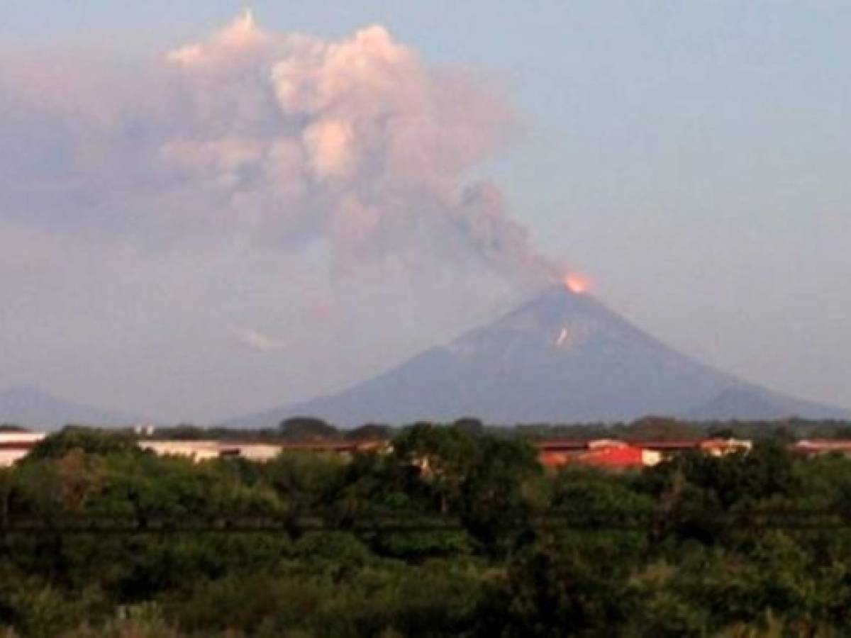 El volcán nicaragüense Momotombo entra en erupción después de 110 años