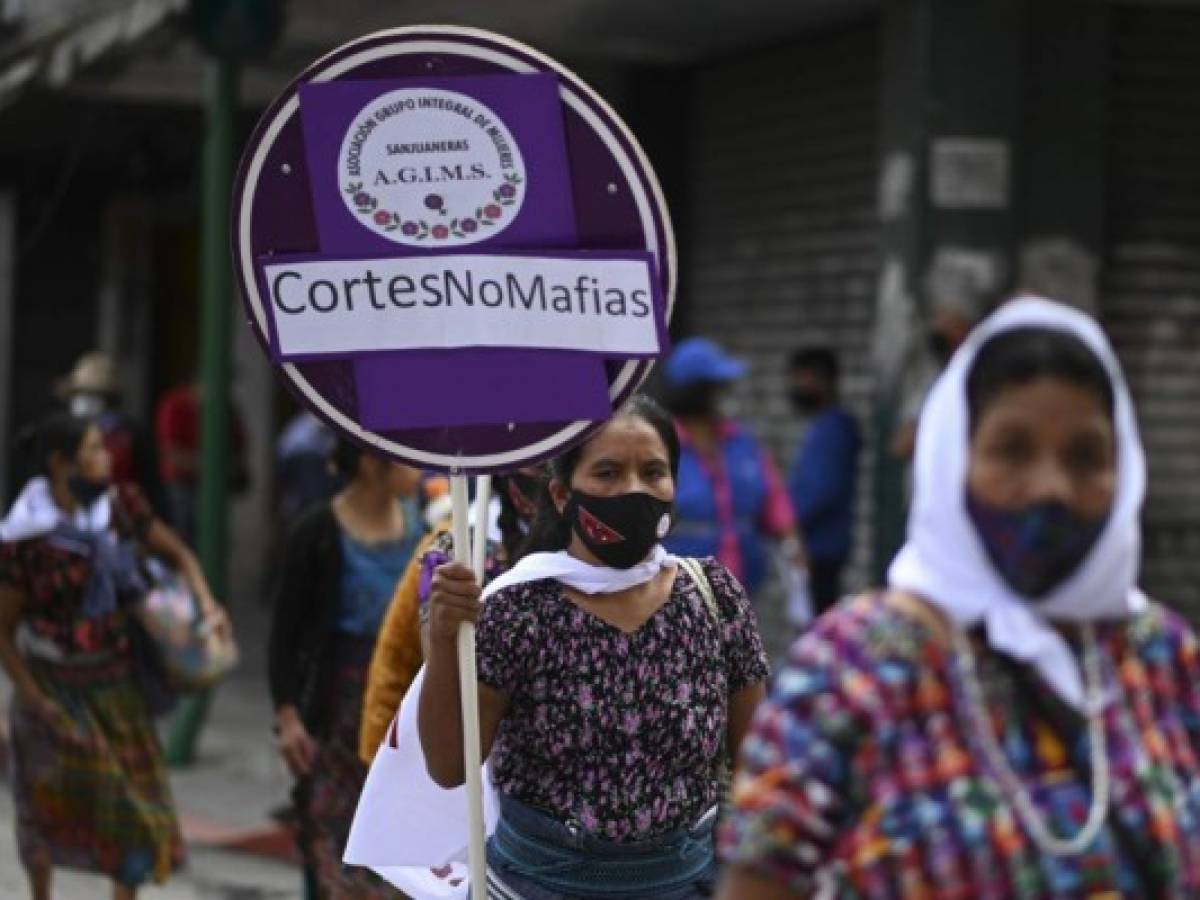 Guatemaltecos reclaman elección de jueces de la Suprema Corte al conmemorar Revolución de 1944