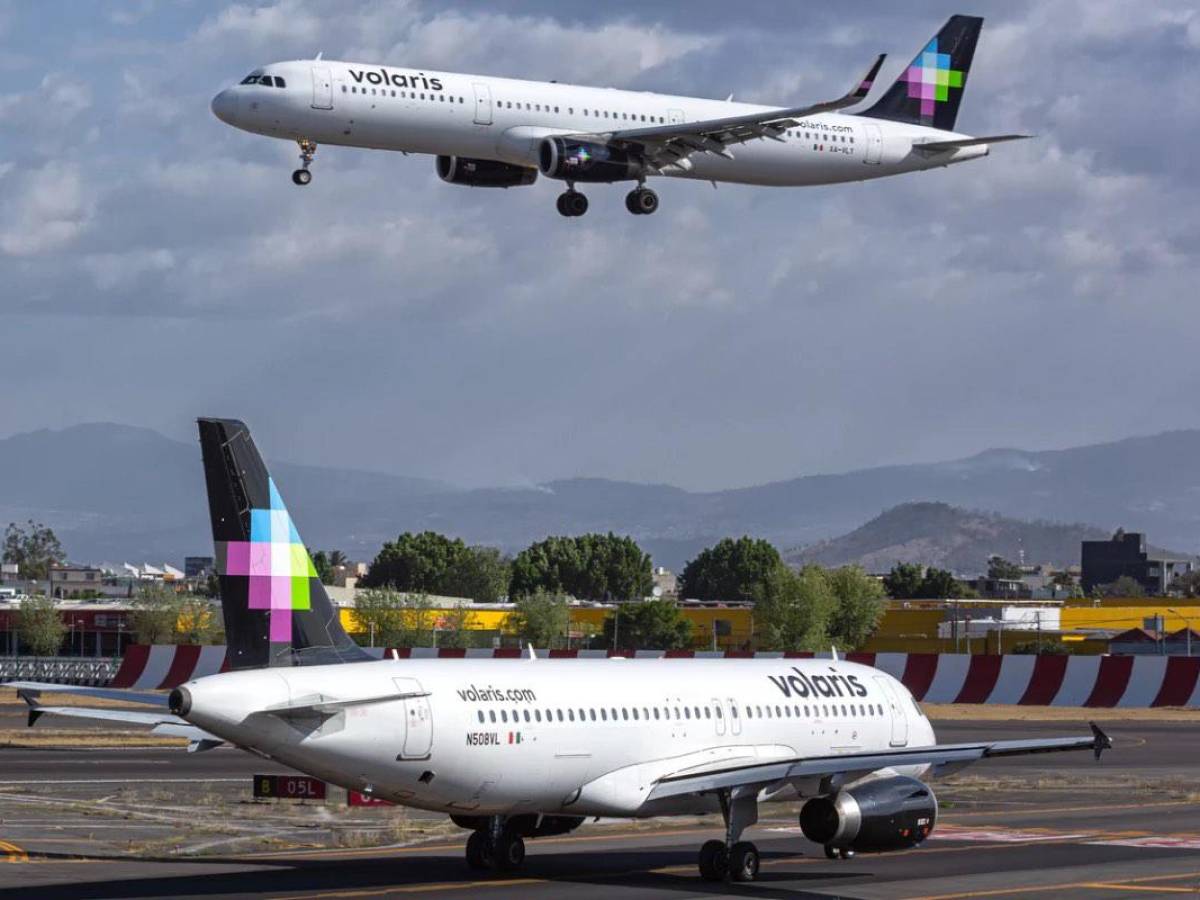 Casi chocan aviones Volaris: Riesgos en torres de control de aeropuertos de México