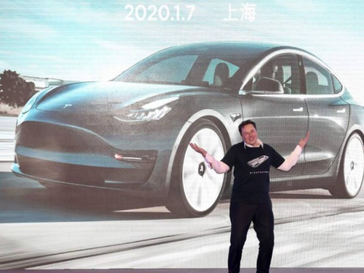 Elon Musk recibe bailando a primeros compradores de Tesla fabricados en China