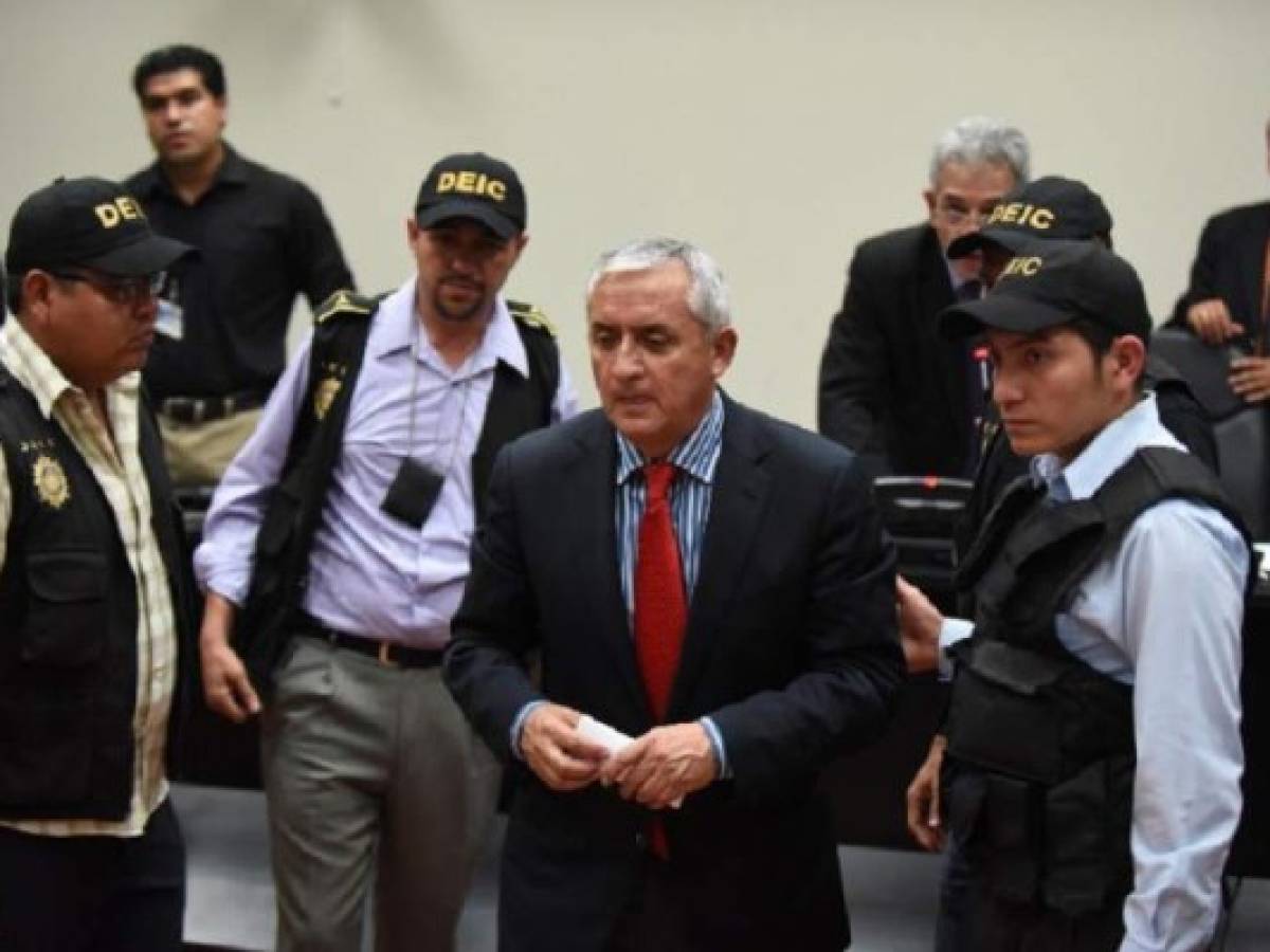 Guatemalan ex-President Otto Perez (C) is taken away under custody at the end of a hearing at the Supreme Court in Guatemala City on September 3, 2015. Judge Miguel Angel Galvez ordered the detention Thursday of Guatemala's disgraced president Otto Perez, hours after he resigned his post amid a massive corruption scandal. AFP PHOTO / Johan ORDONEZ