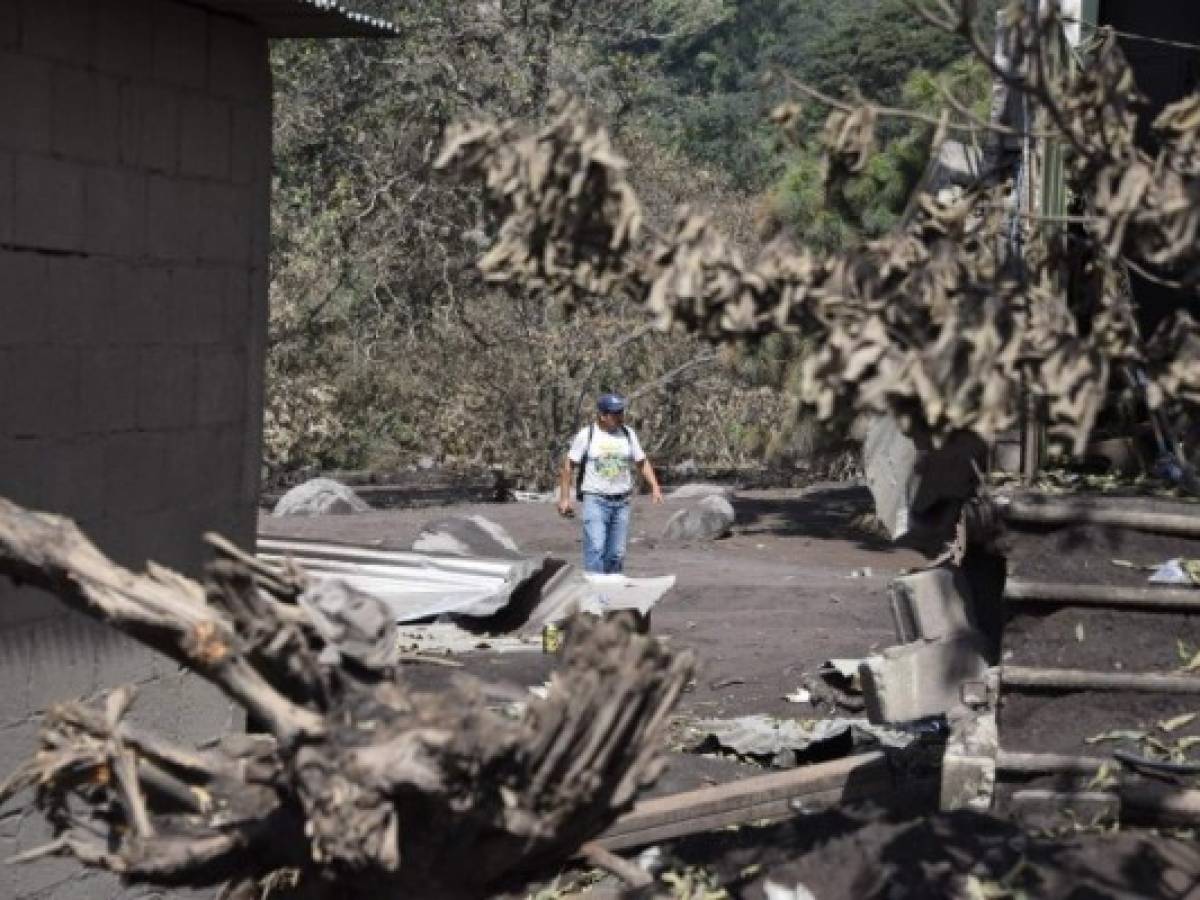 Lluvias provocan deslizamientos en zona afectada por volcán en Guatemala