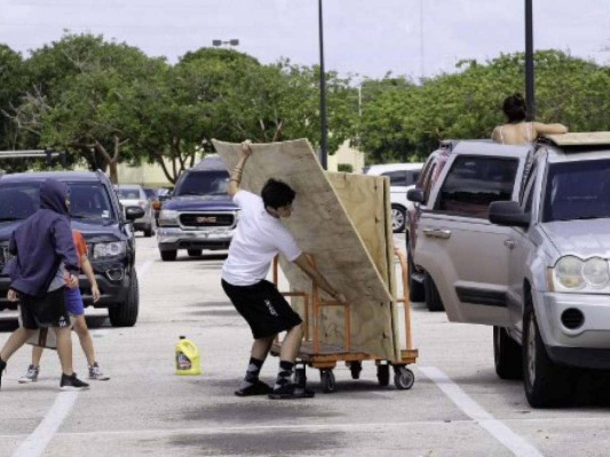 Masivo éxodo en el Sur de la Florida para huir del huracán Irma