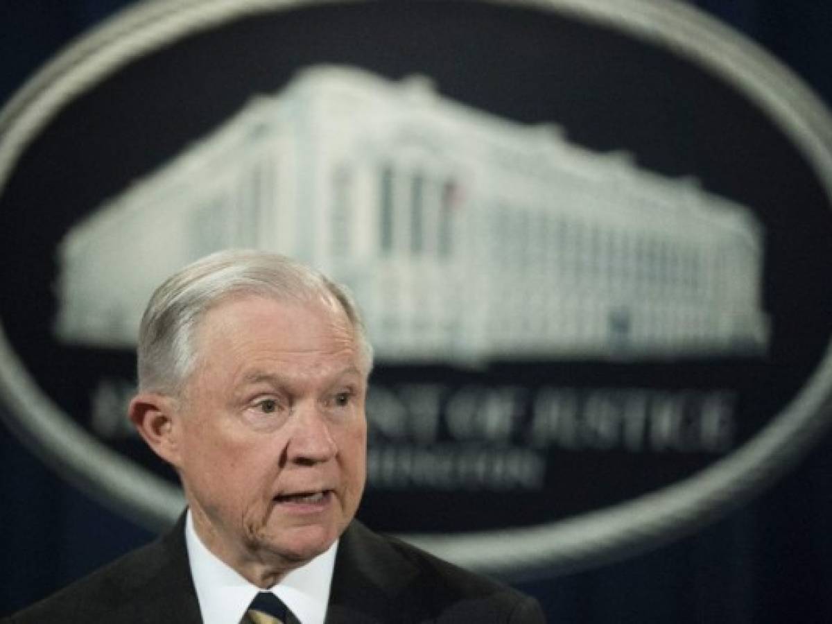 Fiscal general de EEUU, Jeff Sessions, llega a El Salvador