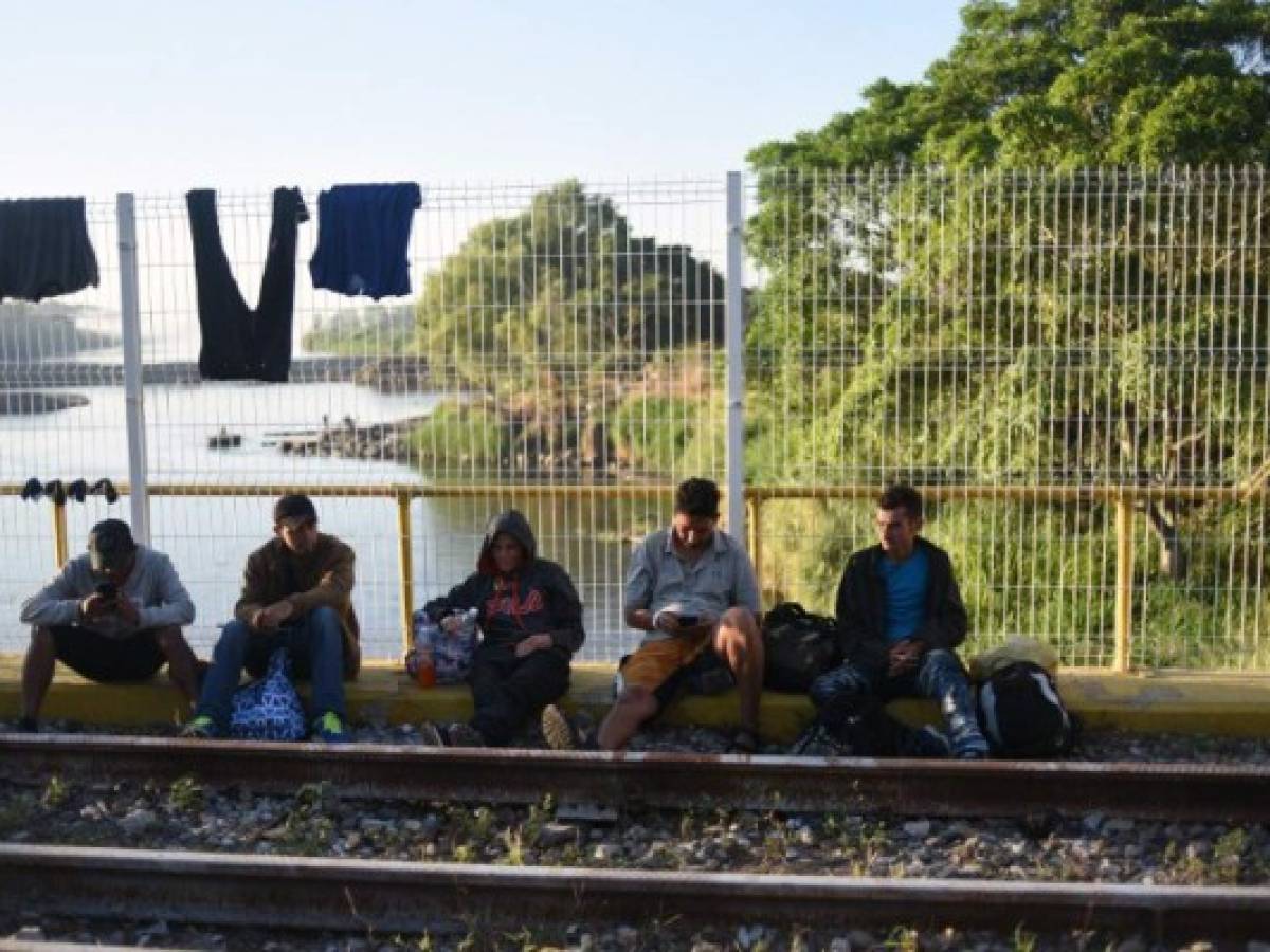 Cientos de centroamericanos de caravana cruzan ilegalmente a México