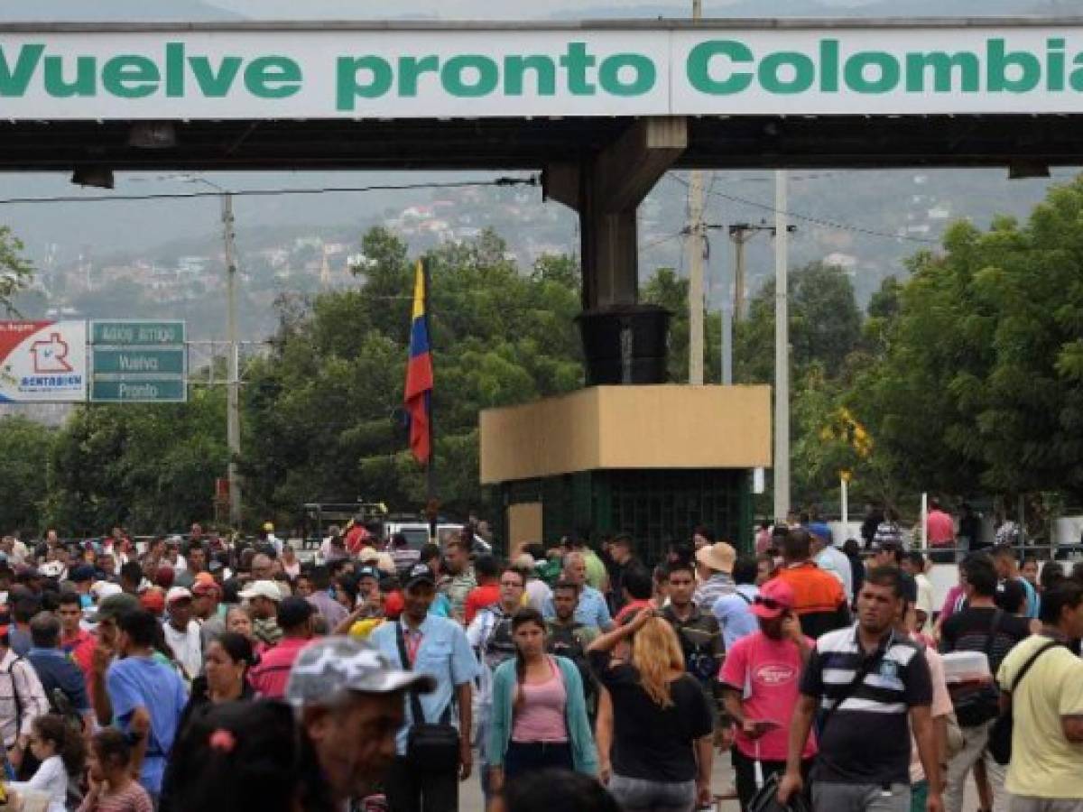 Venezuelan citizens cross the Simon Bolivar international bridge from San Antonio del Tachira in Venezuela to Norte de Santander province of Colombia on February 10, 2018.Oil-rich and once one of the wealthiest countries in Latin America, Venezuela now faces economic collapse and widespread popular protest. / AFP PHOTO / GEORGE CASTELLANOS