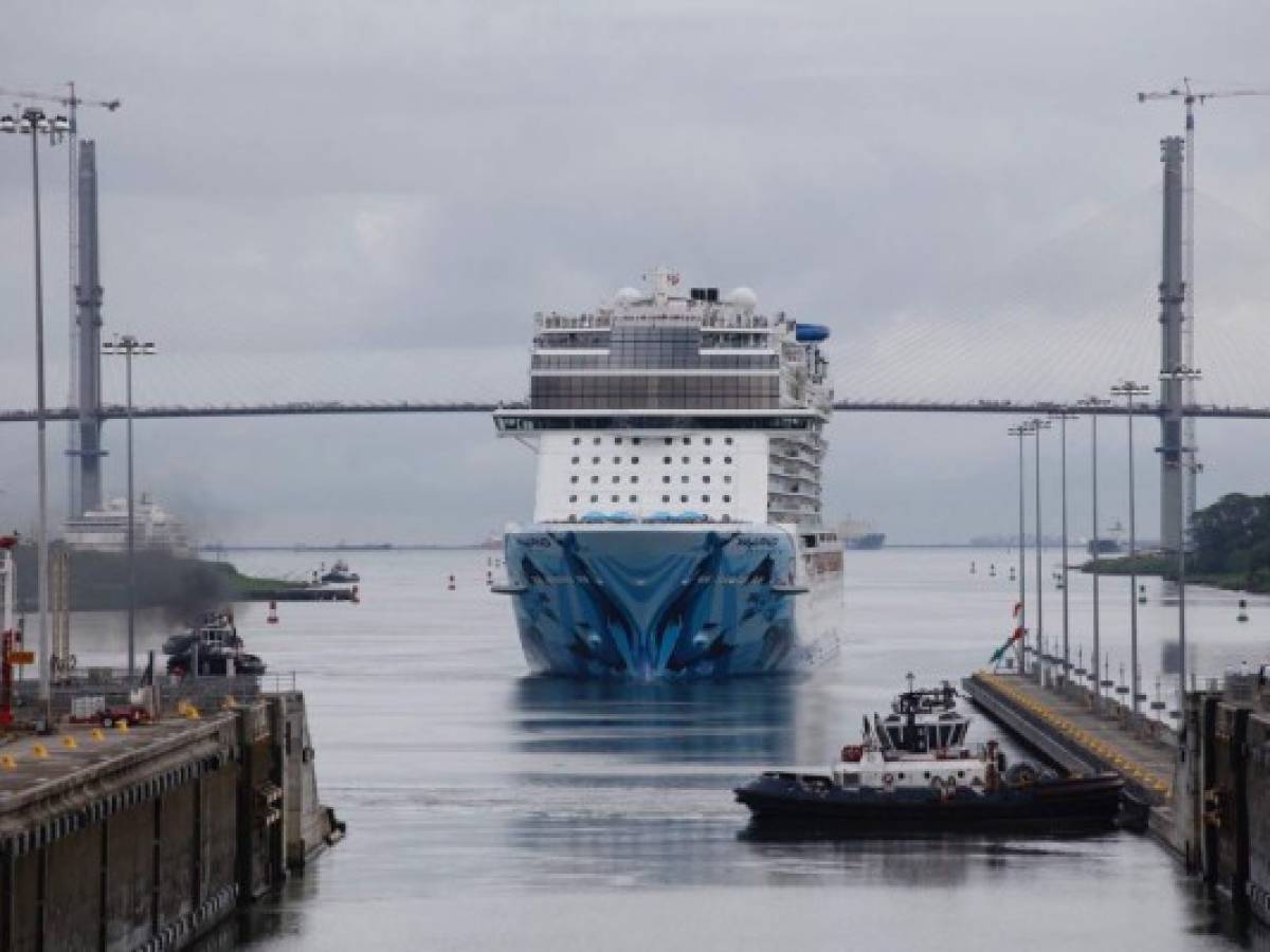 Se establece un nuevo récord en el Canal de Panamá con el tránsito del Norwegian Bliss