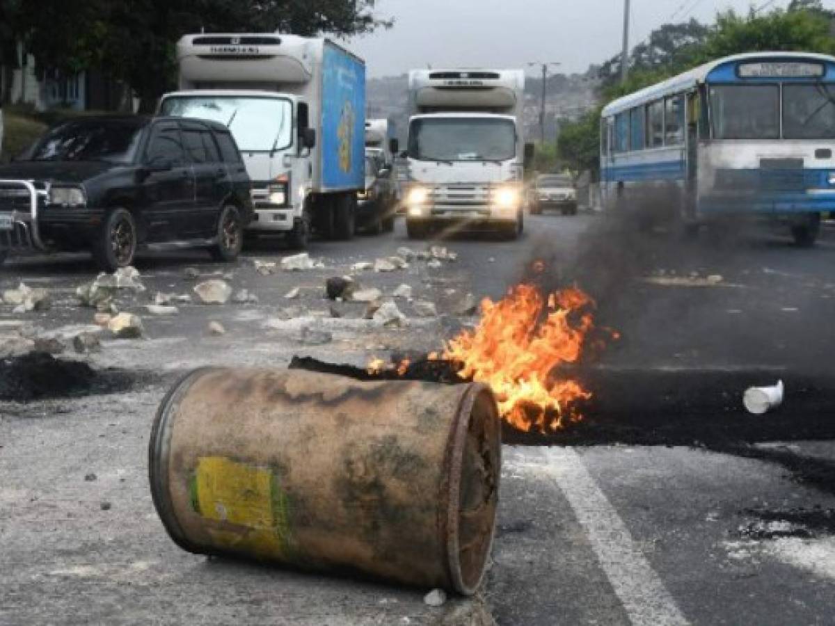 Oposición hondureña bloquea vías tras atribución de elección a Hernández