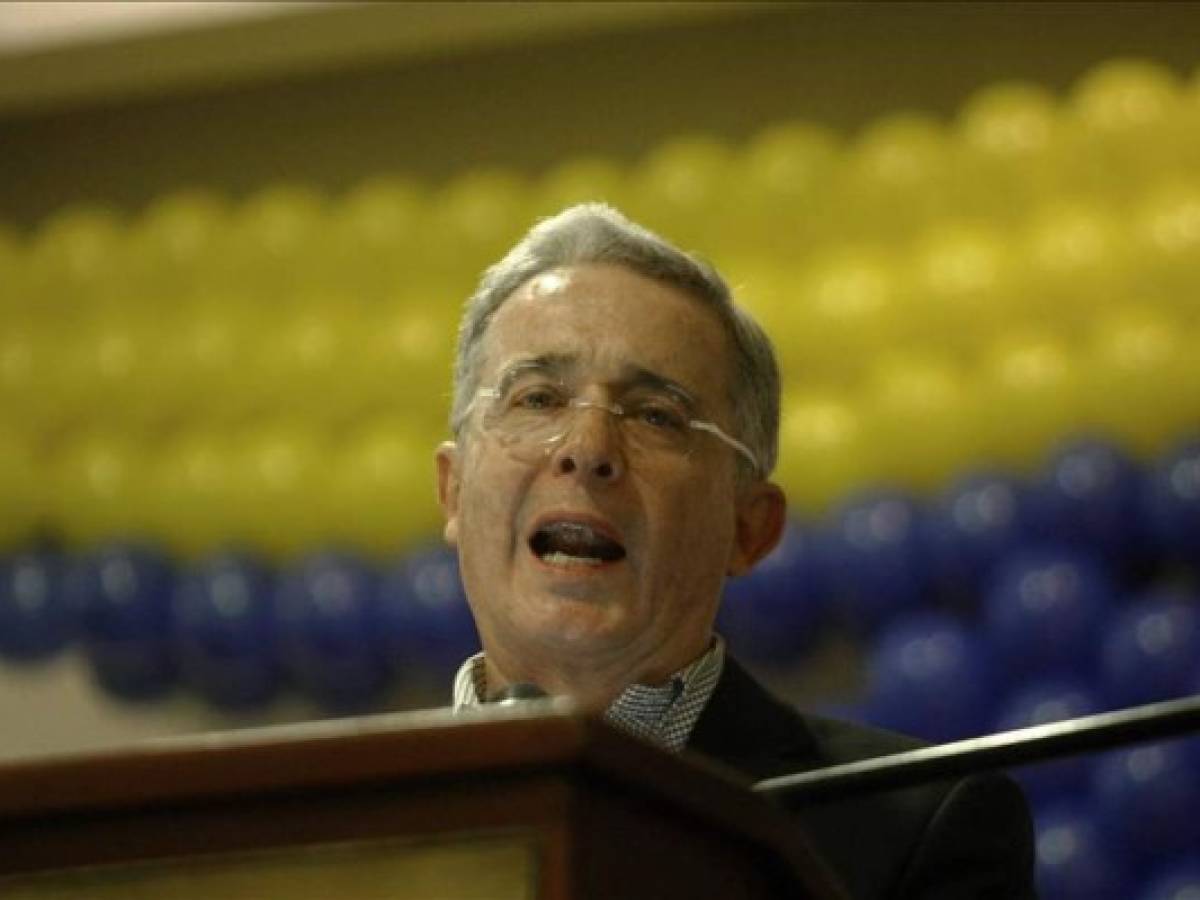 Uribe insinúa fraude en elecciones en Colombia