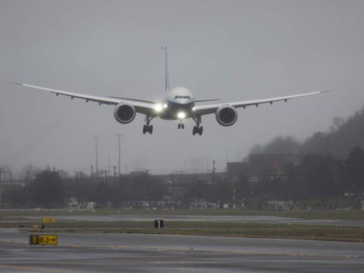 El 777X de Boeing, el mayor avión bimotor del mundo, hizo su vuelo inaugural