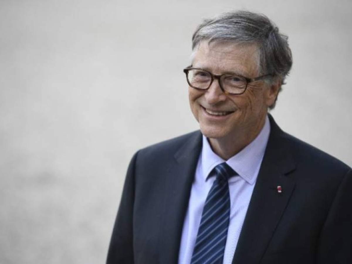 Microsoft founder and billionaire philanthropist Bill Gates leaves the Elysee presidential palace, after a meeting with French President on April 16, 2018 in Paris. (Photo by Lionel BONAVENTURE / AFP)