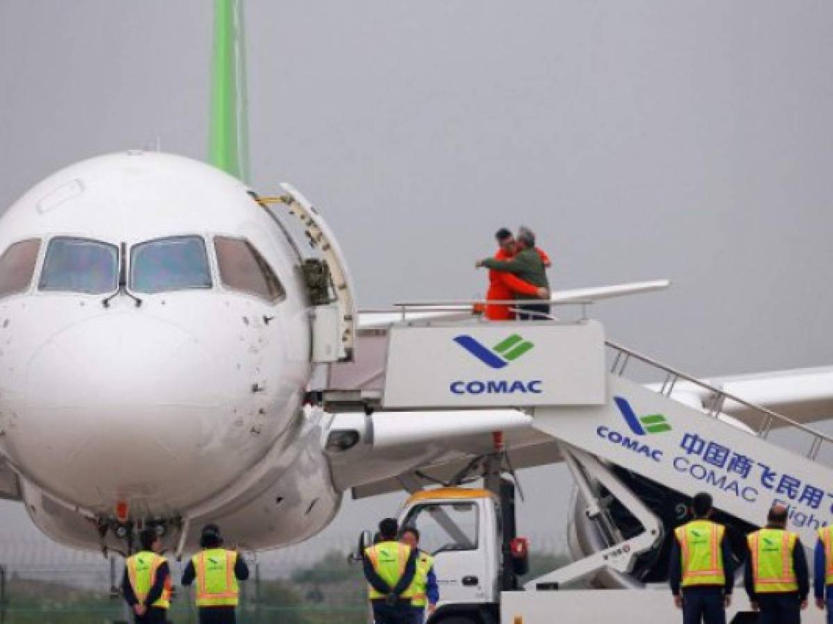 China celebra el vuelo inaugural de su primer avión comercial