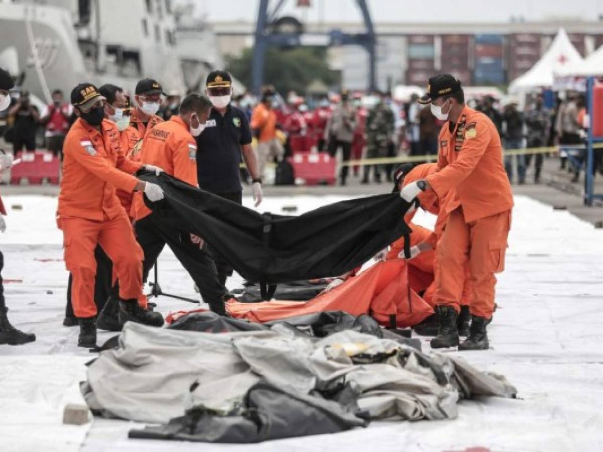 Recuperados restos humanos y partes del fuselaje del Boeing que se estrelló en Indonesia