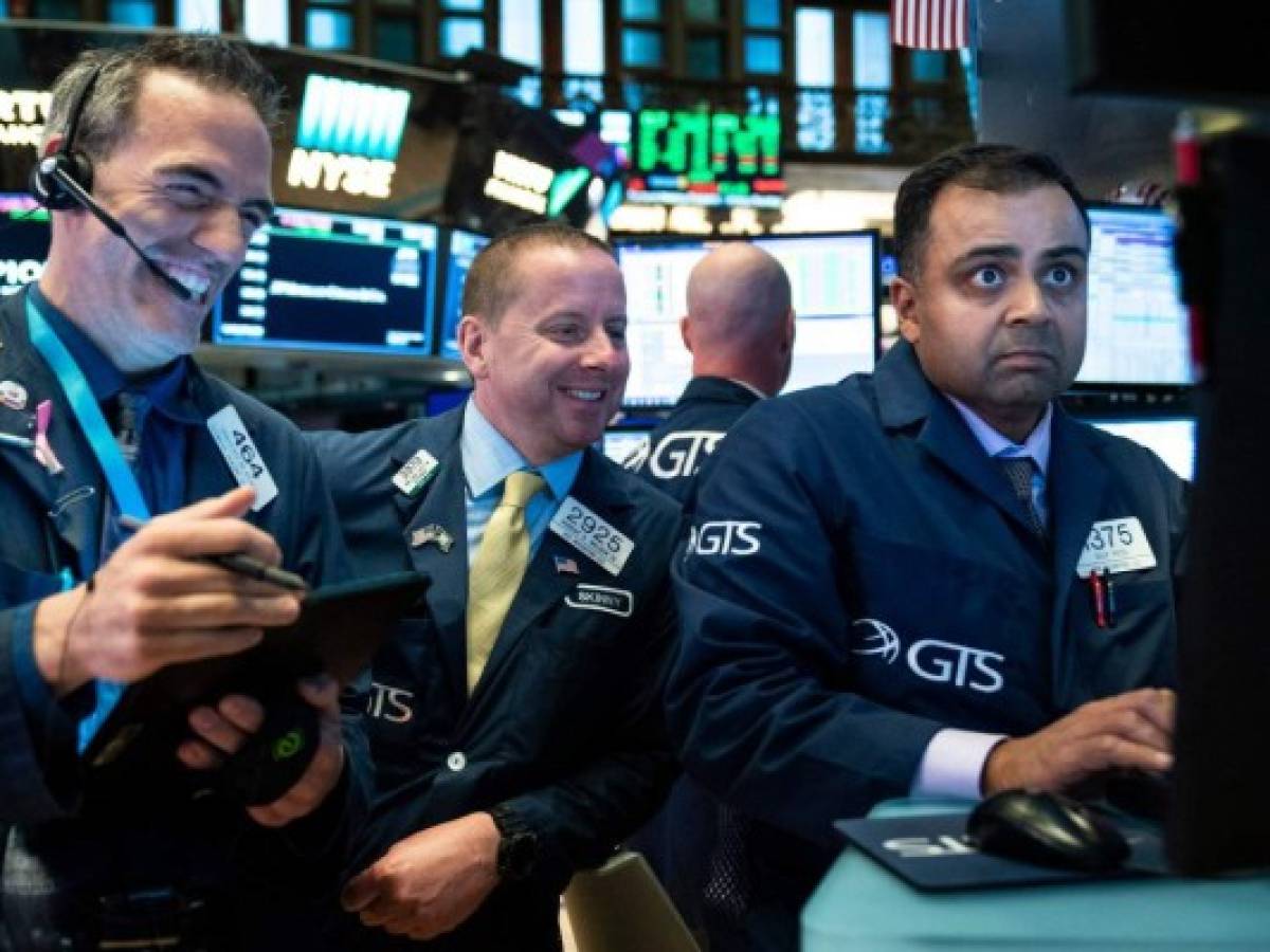 Dow Jones cierra por arriba de los 27.000 puntos por primera vez en su historia