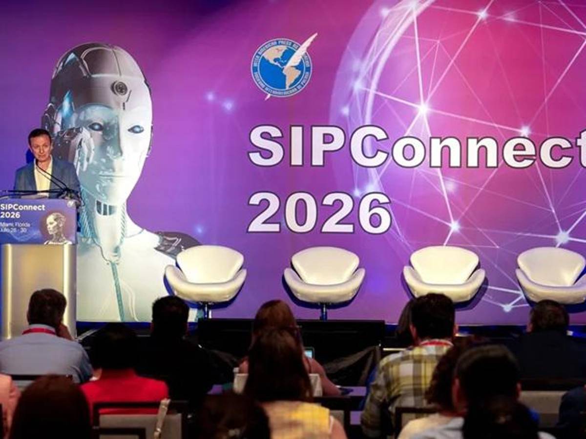 <i>El director ejecutivo de la SIP, Carlos Lauría, durante la inauguración de la conferencia SIPConnect 2026, este miércoles en Miami, Florida (EE.UU.). EFE/Alberto Boal</i>