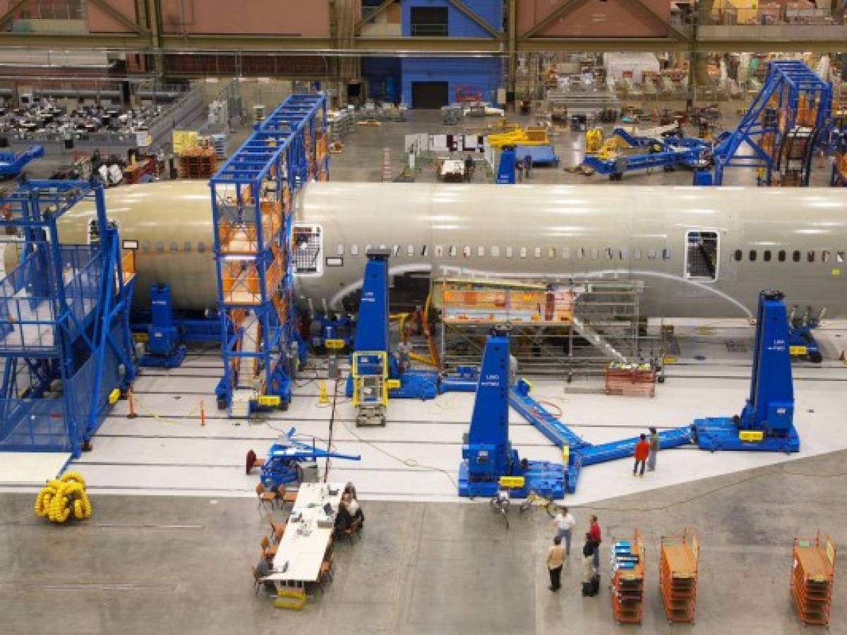 Boeing reduce el ritmo de producción de 787 tras la aparición de nuevos problemas