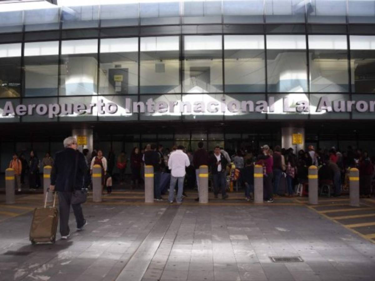 Cierran aeropuerto de Guatemala tras explosión de volcán de Fuego