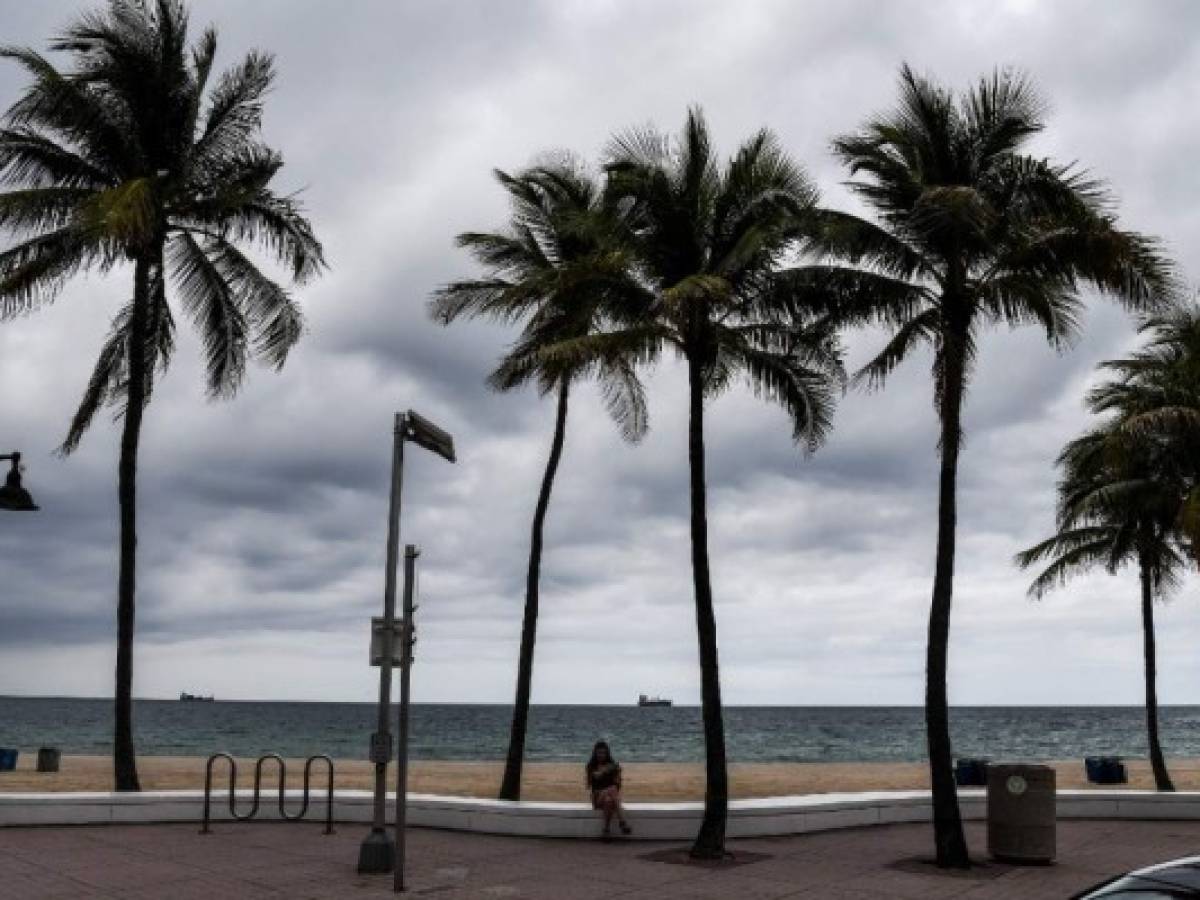 El sur de Florida comienza una reapertura gradual y sin playas