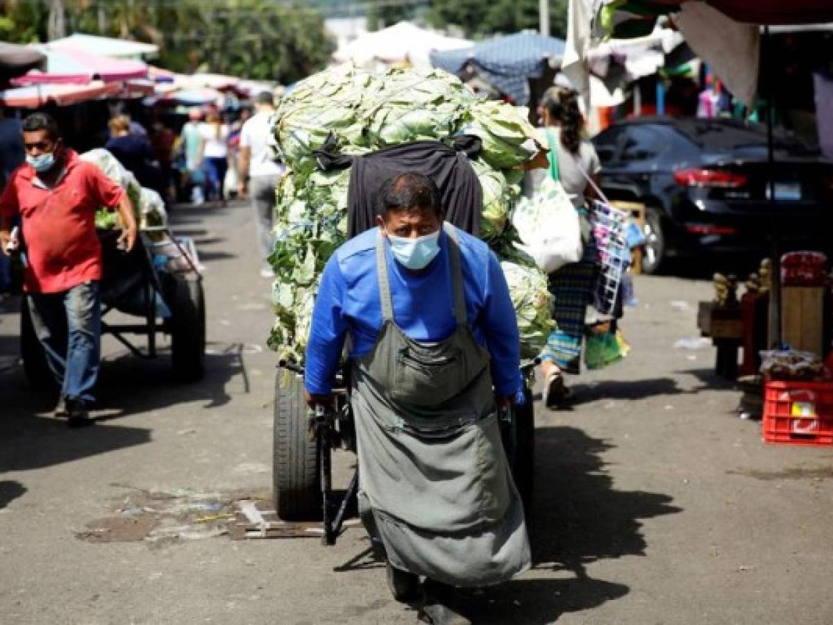 Los casos de COVID-19 se disparan más del 200% desde junio en El Salvador