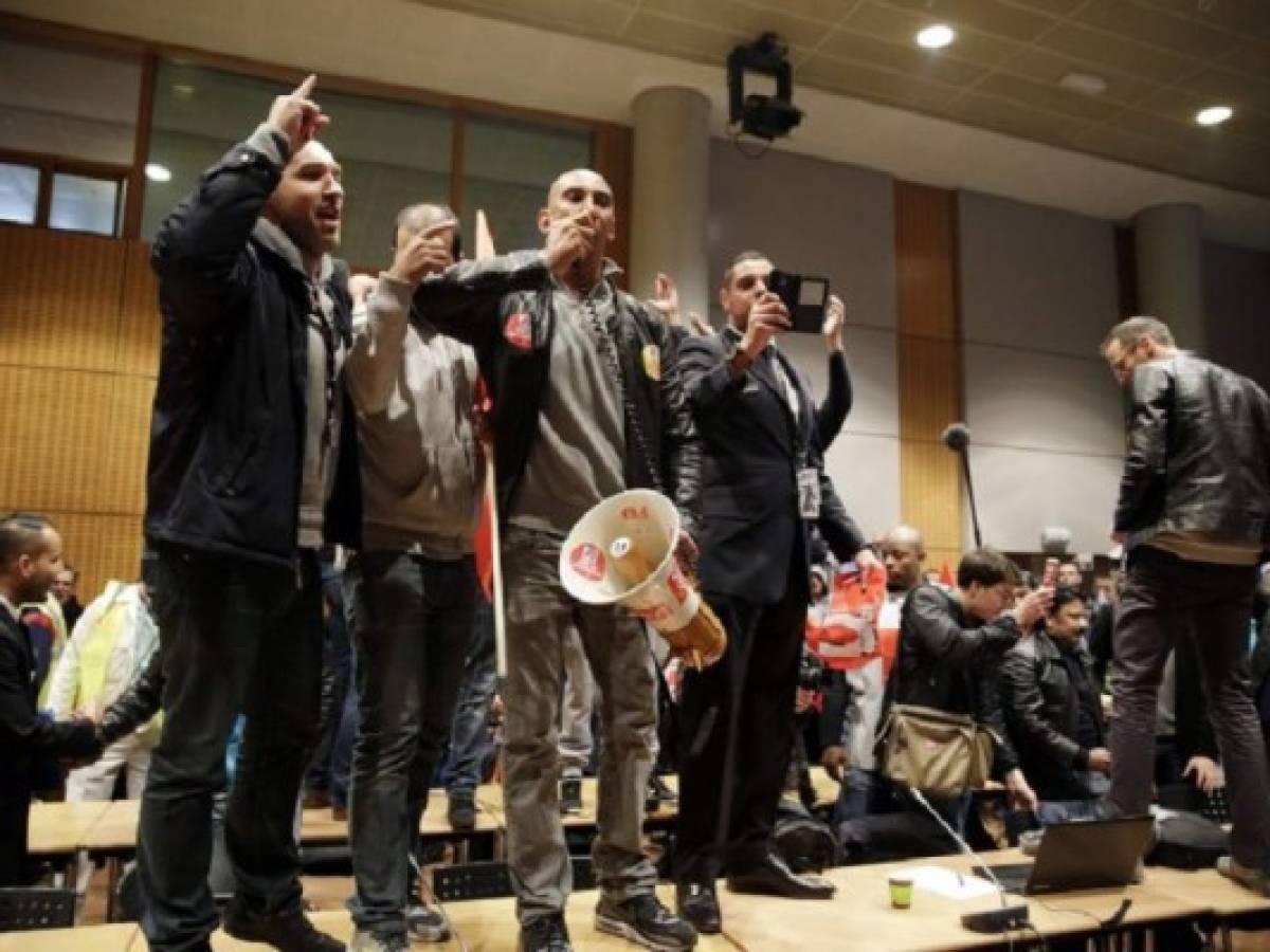 Directivos de Air France tienen que huir de sus trabajadores por despidos