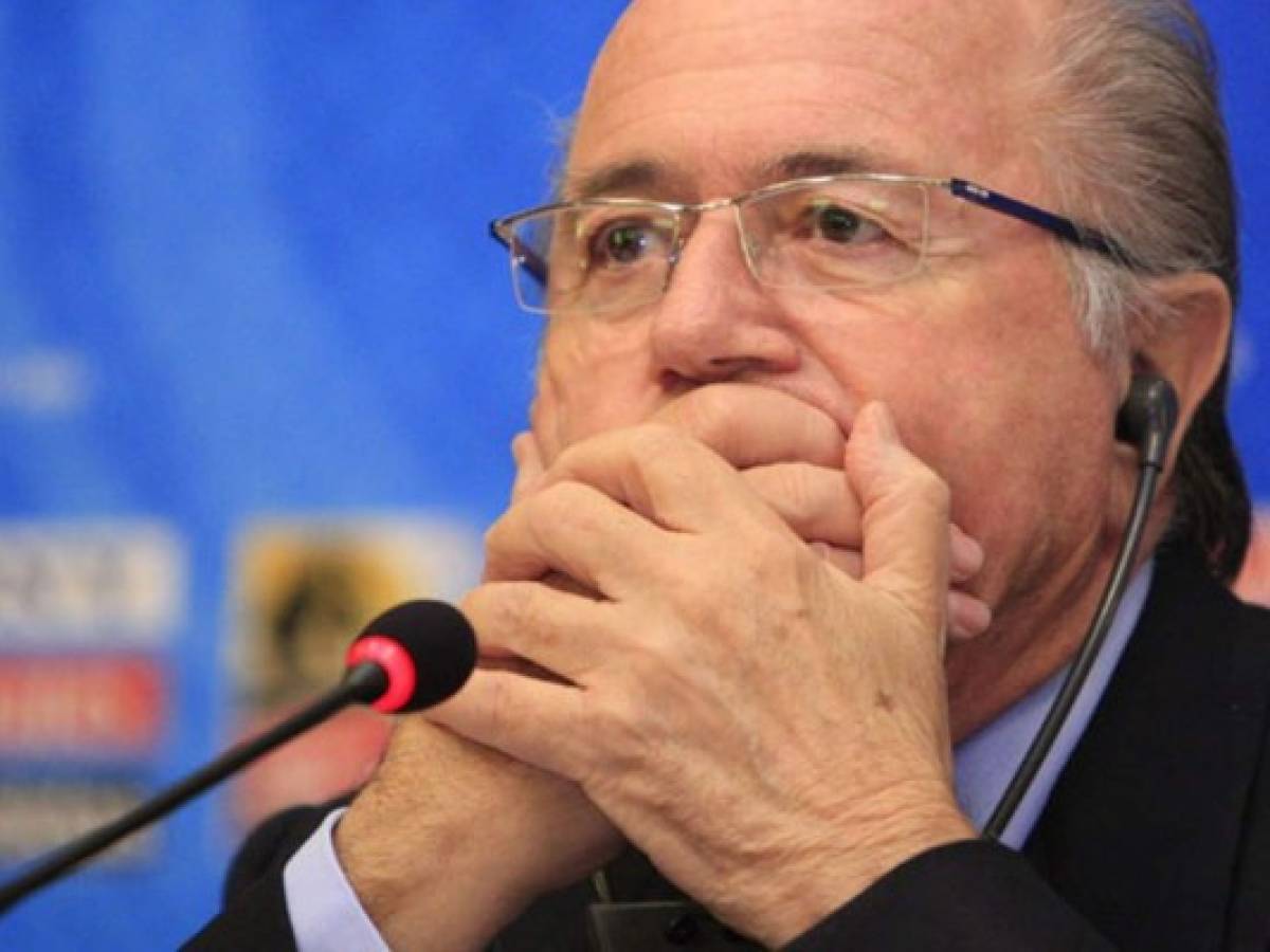 FIFA suspende a Blatter