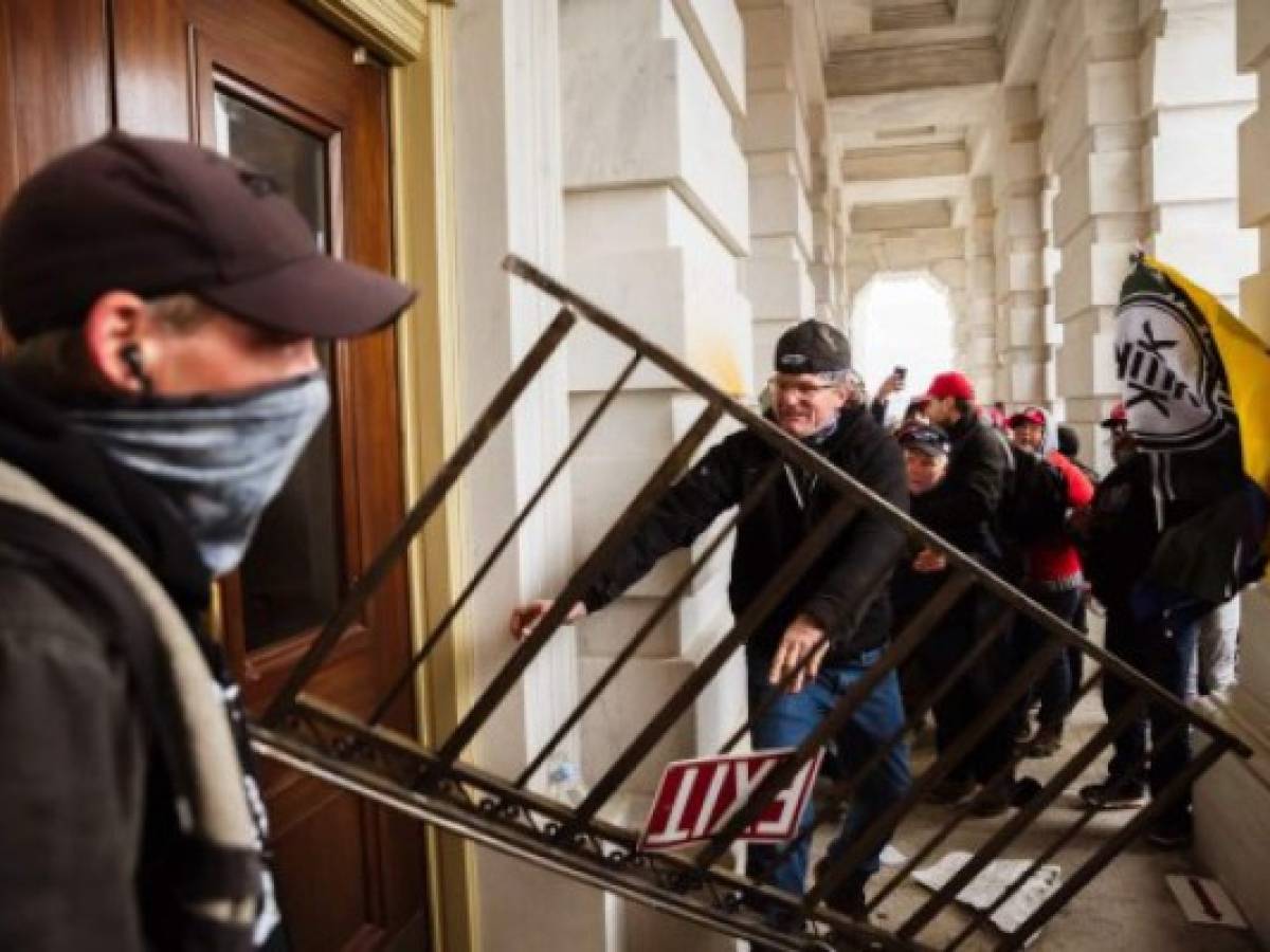 Armas, gritos y gas lacrimógeno en el Capitolio de EE.UU.