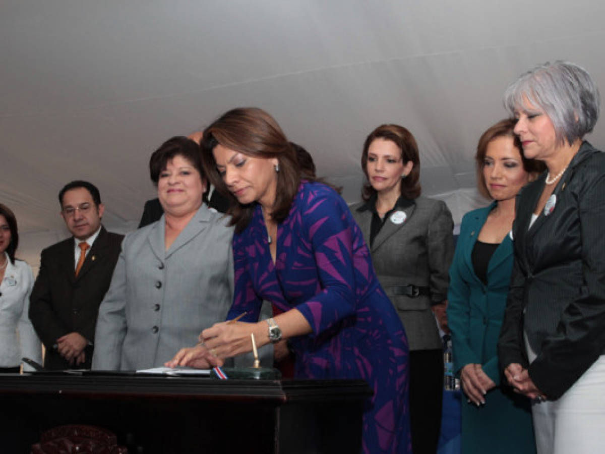 Chinchilla firma Ley Antitabaco en Costa Rica