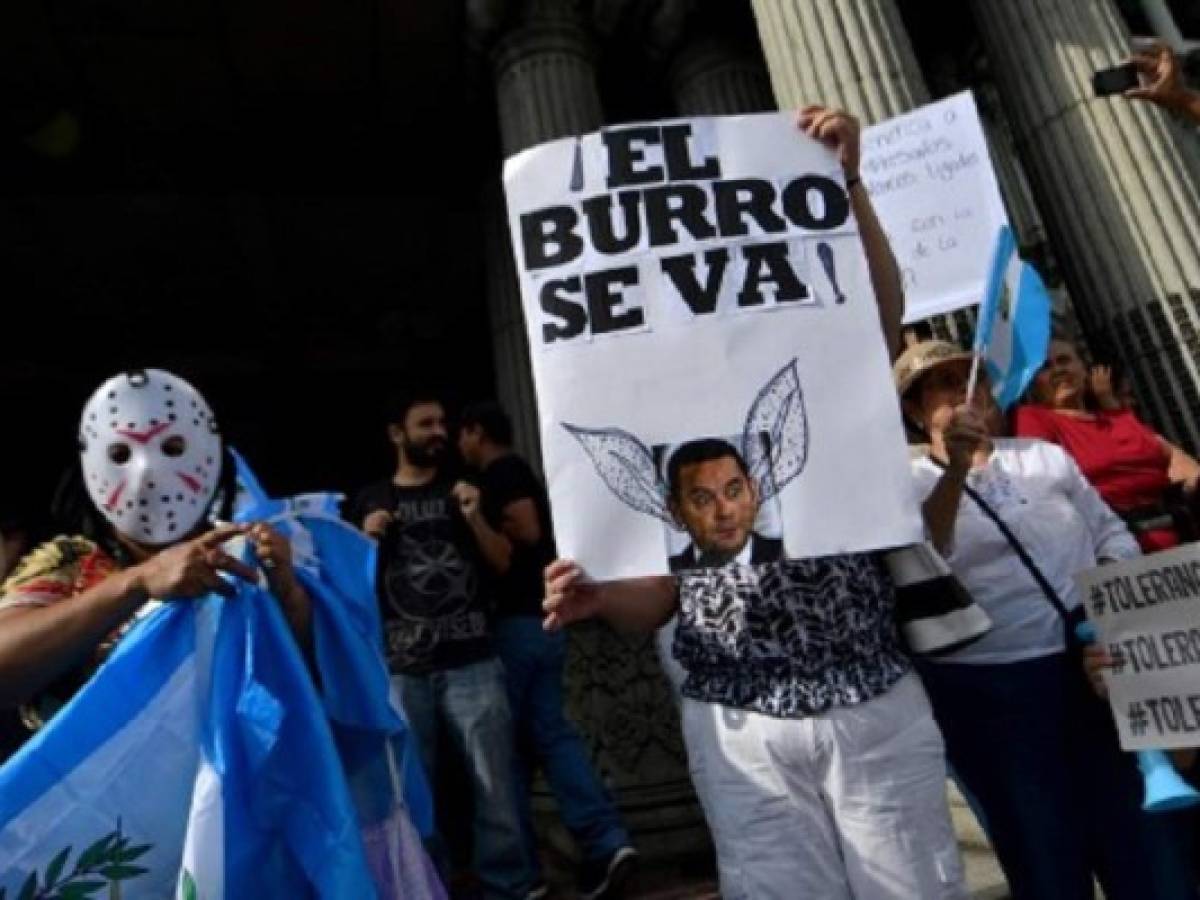 Velásquez recibe el apoyo de la calle; y Morales, la condena popular