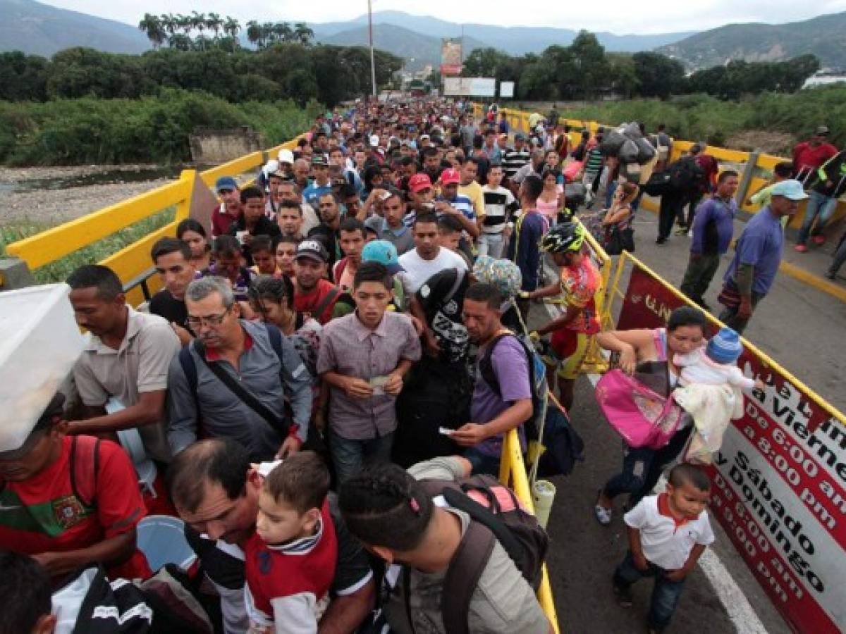 Miles de venezolanos cruzan hacia Colombia y desafían los controles
