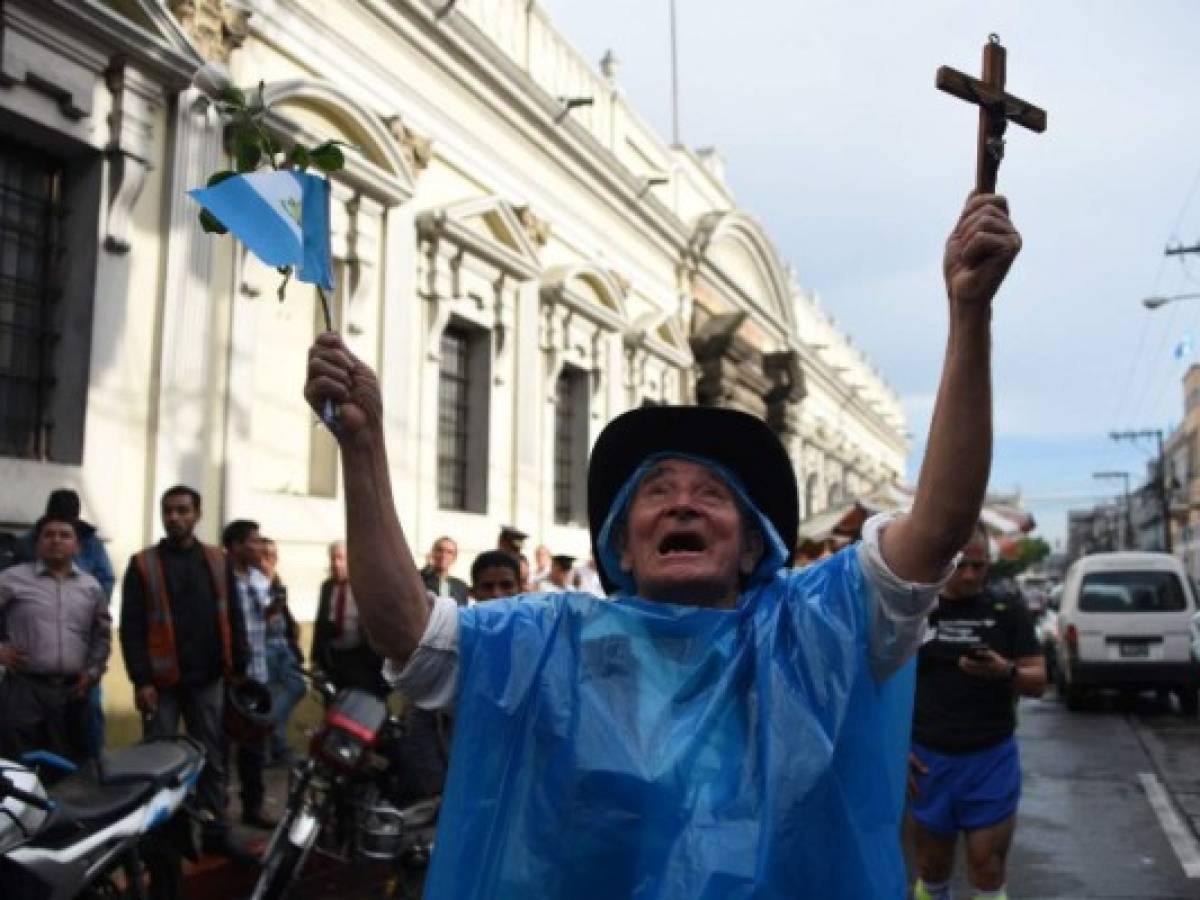 Justicia prohíbe salir del país al presidente de Guatemala