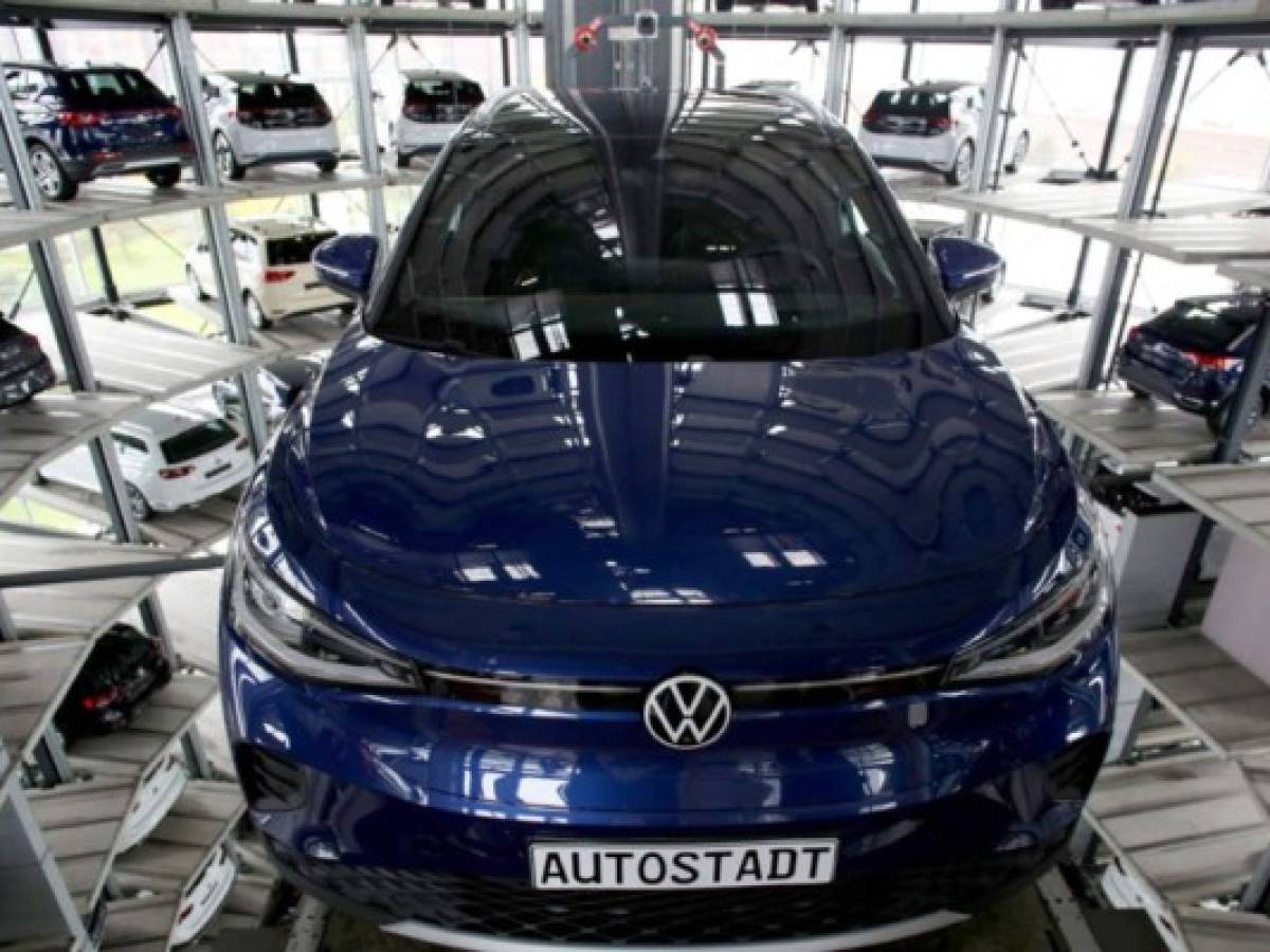 Equiparan auto eléctrico de VW con modelo de Tesla