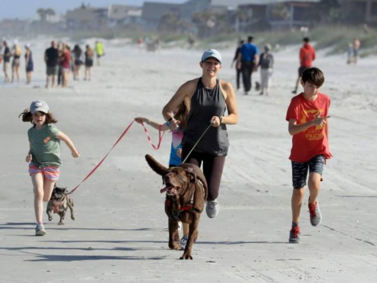 Playas de Florida vuelven a llenarse pese al avance del coronavirus