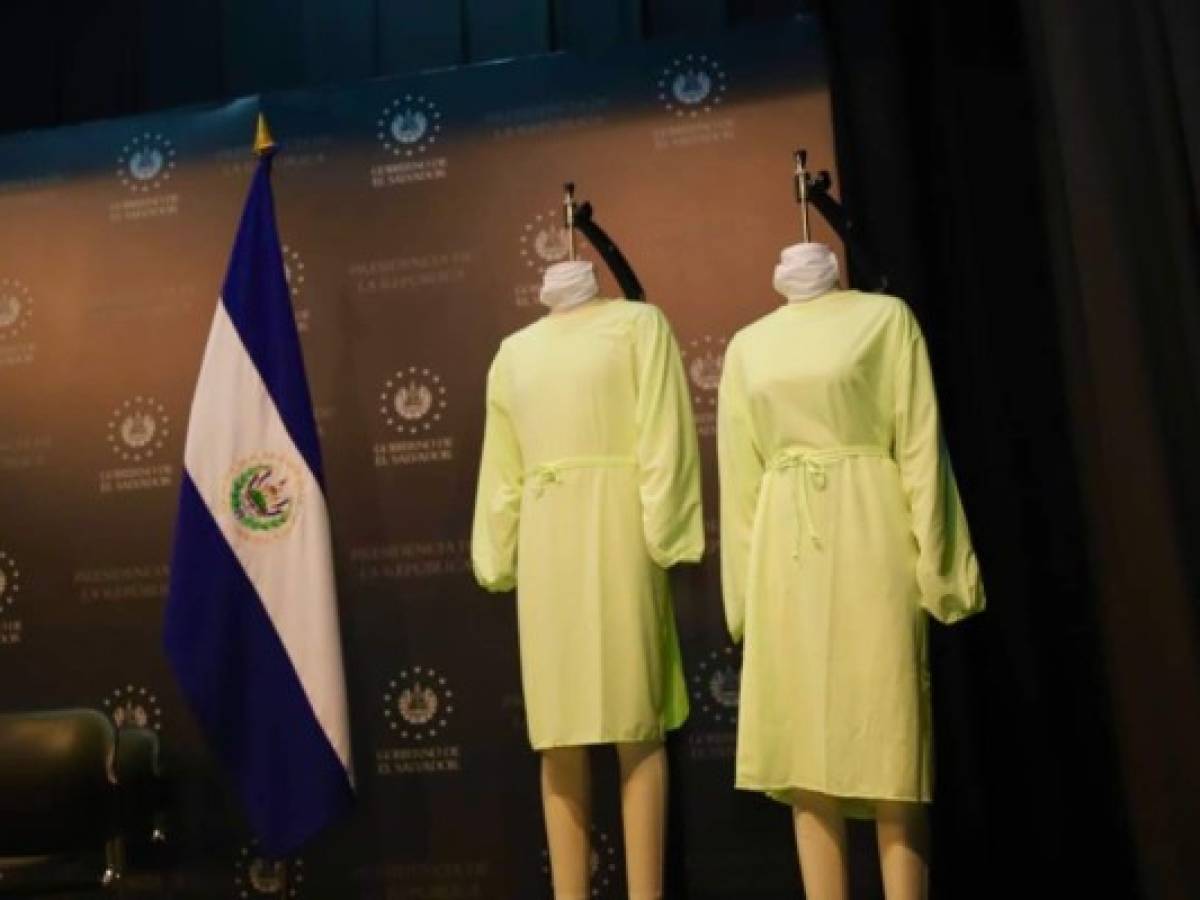 El Salvador inicia producción masiva de gabachas médicas aprobadas por FDA
