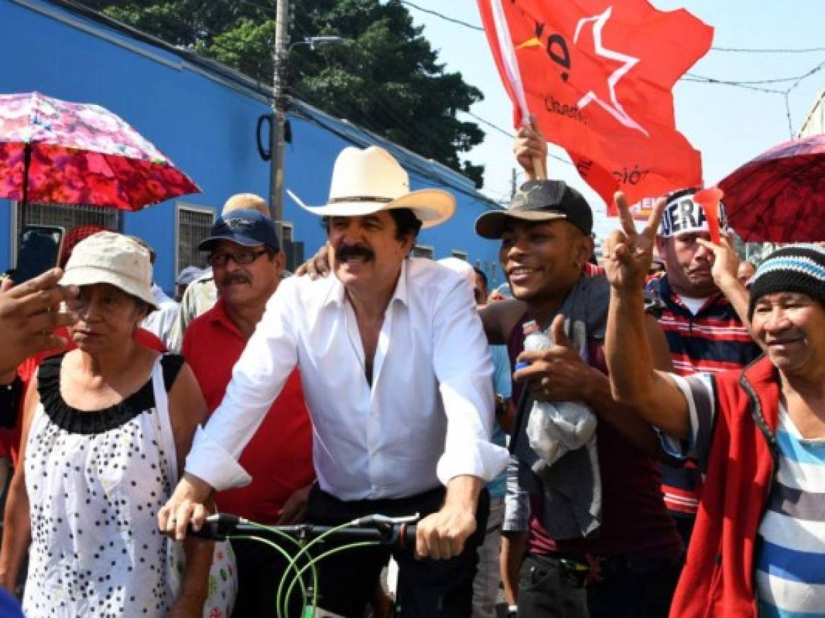 Honduran former president (2006-2009) Manuel Zelaya (C) takes part in a May Day demonstration in Tegucigalpa, on May 1, 2019. (Photo by ORLANDO SIERRA / AFP)