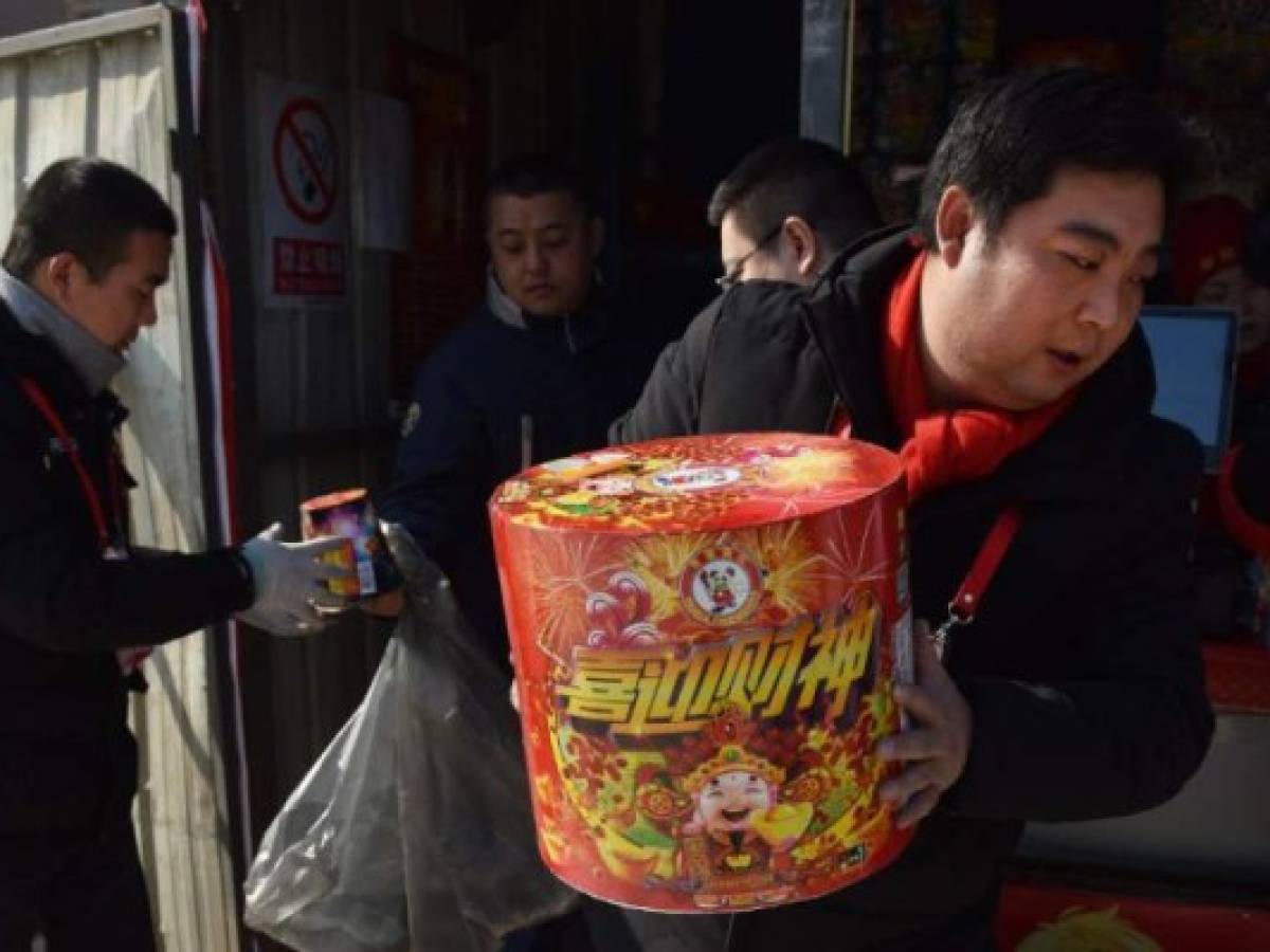 Unas 440 ciudades chinas han prohibido desde el año pasado el uso de petardos y fuegos artificiales. Una norma adoptada en diciembre los prohíbe ahora en todo Pekín. Además la municipalidad ha endurecido la represión contra los vendedores, obligados a exilarse en las afueras.