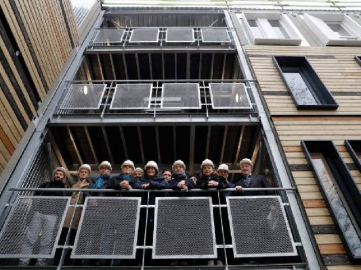 La alcalde de París, Anne Hidalgo (C), visita un nuevo edicio de vivienda en París. AFP PHOTO / PATRICK KOVARIK