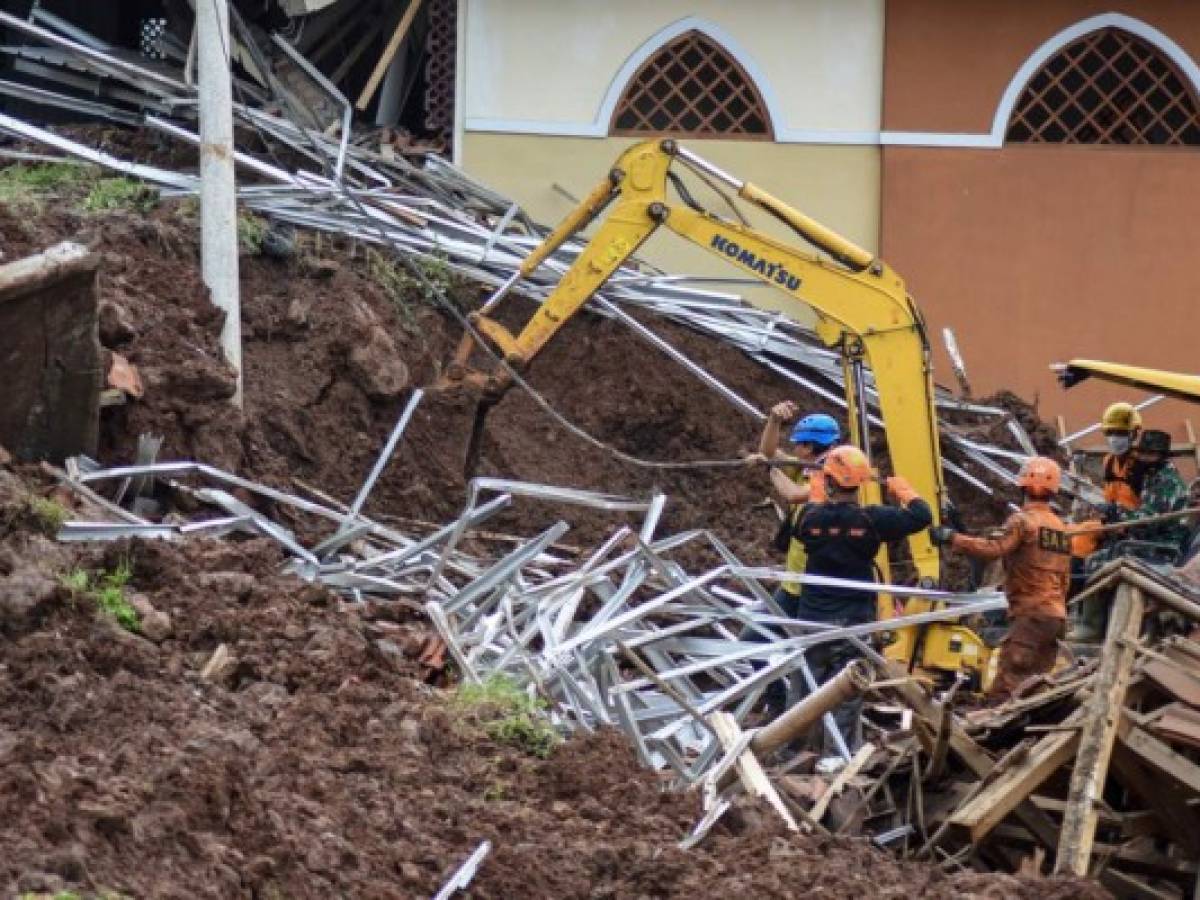 Recuperados restos humanos y partes del fuselaje del Boeing que se estrelló en Indonesia